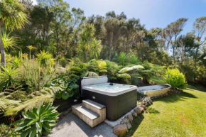 Sunny Paihia Retreat with BBQ, Spa and Pool